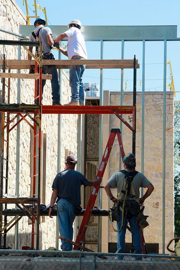Construction+crews+work+on+the+exterior+of+the+Engineering+and+Science+building+%2C+building+natural-light+study+areas+onto+what+was+the+front+wall.