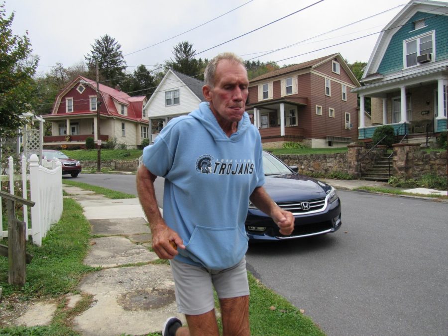 Mick+Bernardo+of+Johnstown+sets+off+for+an+8+to+10+mile+jaunt+on+an+Oct.+12+morning+in+Roxbury.+