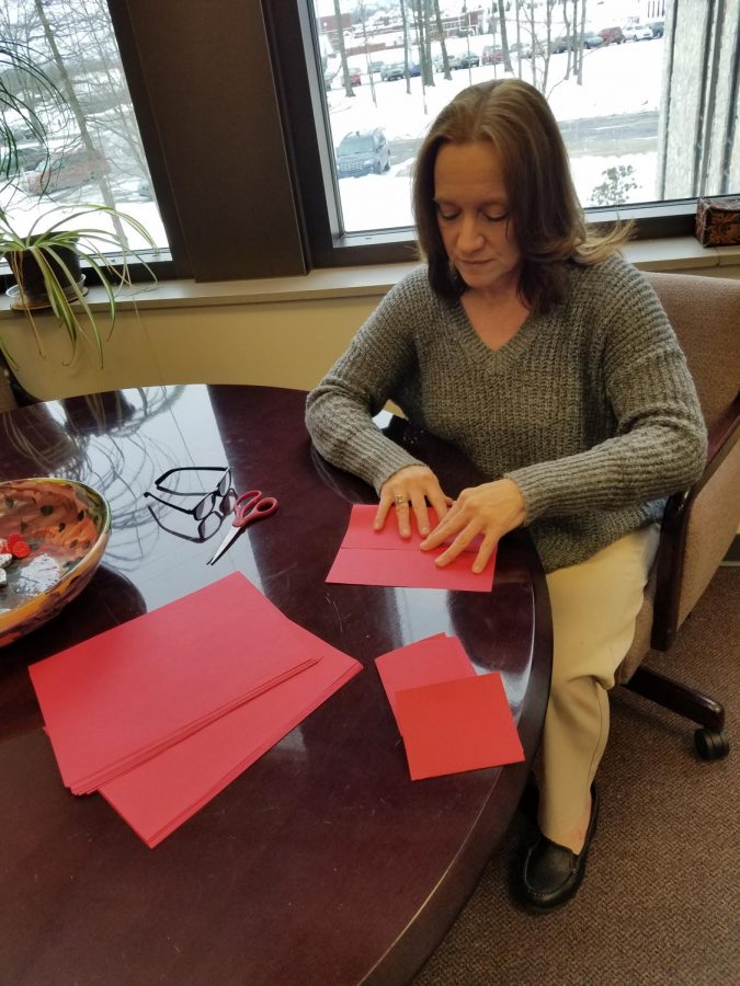 Assistant+Academic+Affairs+Vice+President+Kristen+Majocha+makes+red+pockets+with+change+in+them+Friday+for+Chinese+New+Year.+