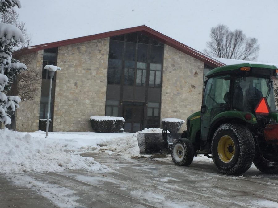 A+grounds+maintenance+worker+plows+snow+Jan.+30+off+the+sidewalk+near+Blackington+Hall.