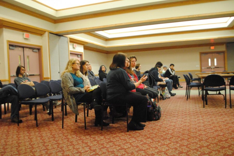 Health+and+Counseling+Director+Shelley+Peruso+explains+counseling+services+at+a+Sept.+10+student+government+%0Ameeting.