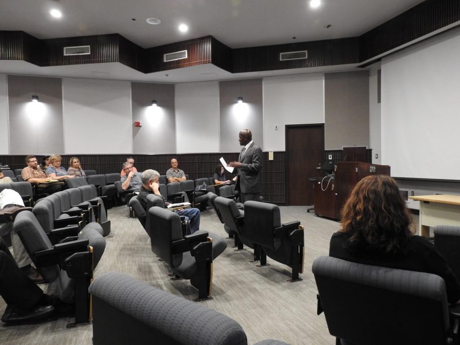 Pitt-Johnstown+President+Jem+Spectar+addresses+Faculty+Senate+members+Sept.+19.+