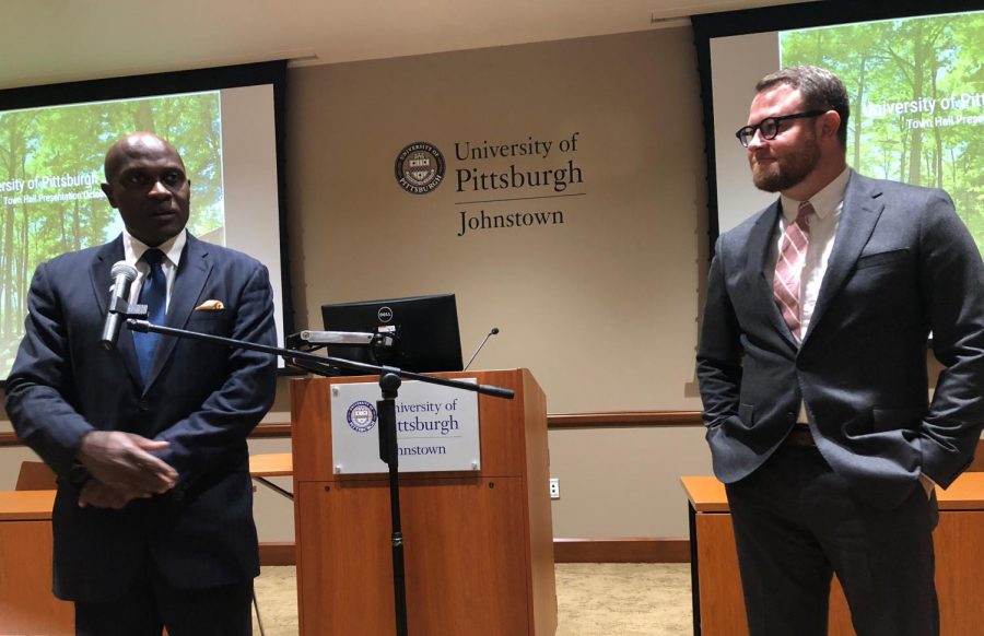 Pitt-Johnstown+President+Jem+Spectar+introduces+the+campus%E2%80%99+new+Communications+and+Public+Relations+Director+Eric+Sloss+at+an+Oct.+3+Town+Hall+meeting.