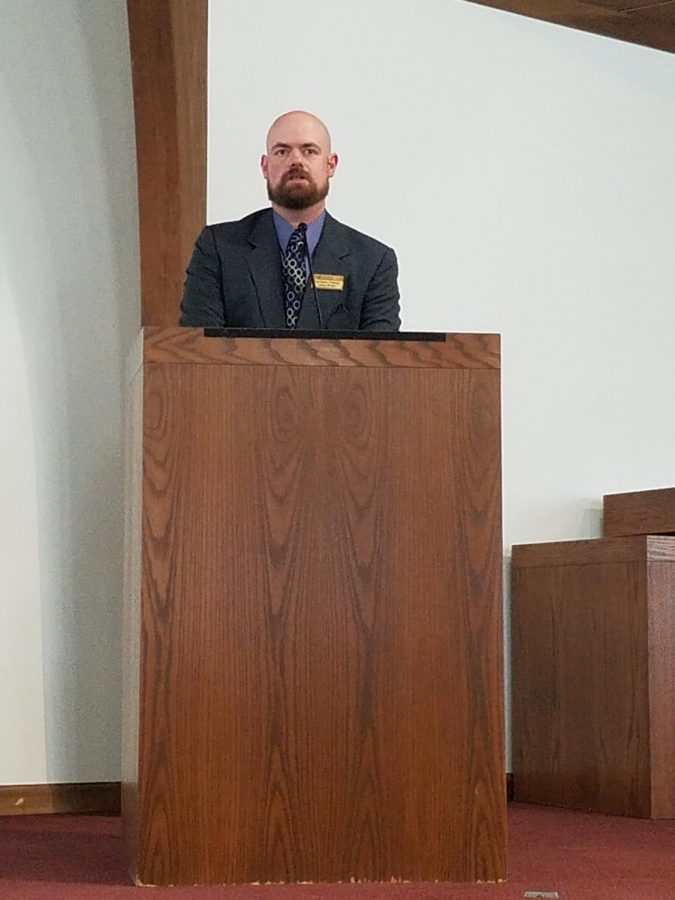 Minister+Brad+Dayton+urged+those+attending+a+memorial+service+Oct.+31+to+act+in+love+and+support+after+a+shooting+Oct.+27.+
