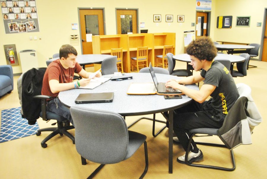 Freshmen+Tyler+Smith+%28left%29+and+Jacob+Burgette+%28right%29+study+Jan.+25+at+the+Academic+Success+Center+in+Owen+Library.