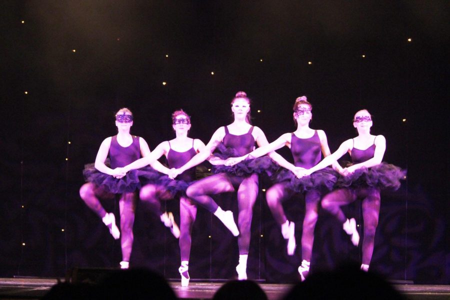 Senior+choreographer+Kristin+Haydt+%28center%29+kicks+with+dancers+in+%E2%80%9CControl%2C%E2%80%9D+the+only+pointe+piece+performed+at+Dance+Ensemble%E2%80%99s+show+%E2%80%9CElectricity%E2%80%9D+Saturday+night.
