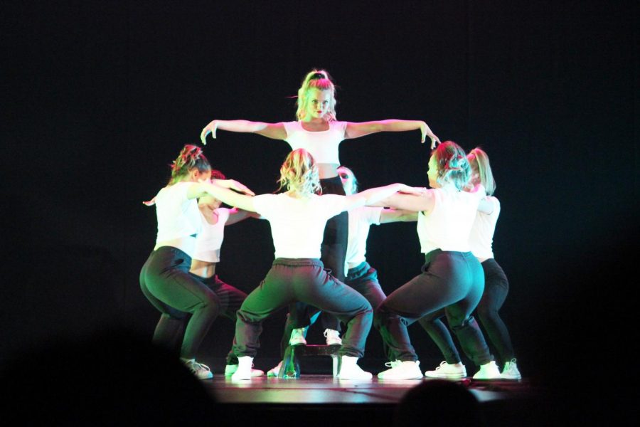 Michaela+McKay+%28standing%29+seems+to+command+the+stage+in+%E2%80%9CLose+Control%E2%80%9D+at+Dance+Emsemble%E2%80%99s+%E2%80%9CElectricity%E2%80%9D+show+Saturday+night.