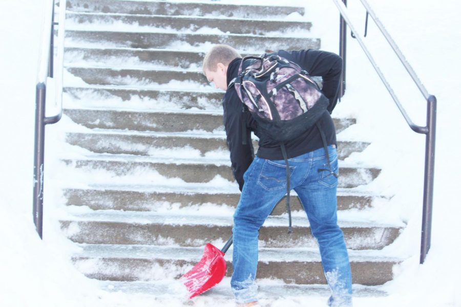 Junior+Ryan+Stewart+shovels+snow+on+Living%2FLearning+Center+stairs+Feb.+1+with+a+shovel+he+purchased+from+Walmart.