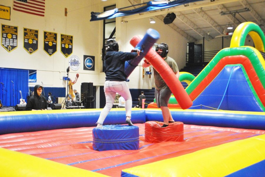 Junior+Kayla+Johnson+and+senior+Patrick+Thomas+competed+in+an+inflatable+combat+arena+Friday+at+Program+Board%E2%80%99s+block+party.