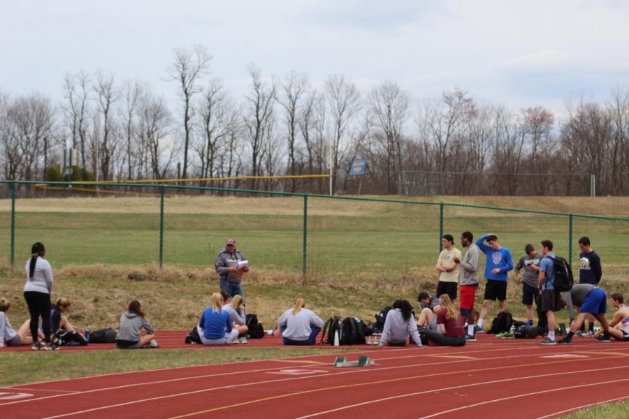 The+track+and+field+team+trained+outdoors+for+the+for+Bucknell+University+Distance+Carnival+April+9.