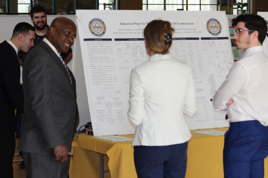Pitt-Johnstown+President+Jem+Spectar+%28left%29+views+student+research+April+10+in+the+Wellness+Center.